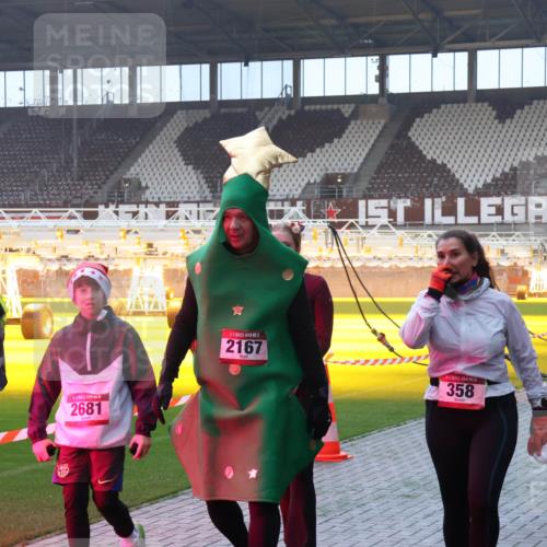 07.12.2025 - St. Pauli X-Mass-Run No. 15 Luisa Fischer http://msf.ph/oto/9378327 07.12.2025 10:04:16 Ziel 2681, 5, 2167, 1, 358, 423, 185, 213, 214, 358, 399, 626, 628, 709, 940, 984, 1023, 1027, 1028, 1263, 1264, 1307, 1394, 1425, 1484, 1486, 1506, 1888, 1906, 2002, 2110, 2112, 2366, 2380, 3198, 3334, 3337, 3340, 3359, 3519, 3734, 4151, 4193, 4239, 4660, 4667, 4679, 4680 meine-sportfotos.de