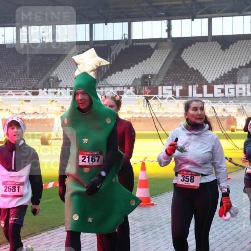 07.12.2025 - St. Pauli X-Mass-Run No. 15 Luisa Fischer http://msf.ph/oto/9378331 07.12.2025 10:04:16 Ziel 15, 2681, 15, 2167, 5, 358, 2002, 373, 185, 213, 214, 358, 399, 626, 628, 709, 940, 984, 1023, 1027, 1028, 1263, 1264, 1307, 1394, 1425, 1484, 1486, 1506, 1888, 1906, 2002, 2110, 2112, 2366, 2380, 3198, 3334, 3337, 3340, 3359, 3519, 3734, 4151, 4193, 4239, 4660, 4667, 4679, 4680 meine-sportfotos.de