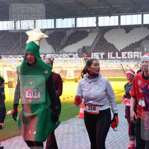 07.12.2025 - St. Pauli X-Mass-Run No. 15 Luisa Fischer http://msf.ph/oto/9378337 07.12.2025 10:04:17 Ziel 2681, 15, 2167, 358, 00, 15, 3734, 185, 213, 214, 358, 399, 626, 628, 709, 940, 984, 1023, 1027, 1028, 1263, 1264, 1307, 1394, 1425, 1484, 1486, 1506, 1888, 1906, 2002, 2110, 2112, 2366, 2380, 3198, 3334, 3337, 3340, 3359, 3519, 3734, 4151, 4193, 4239, 4660, 4667, 4679, 4680 meine-sportfotos.de