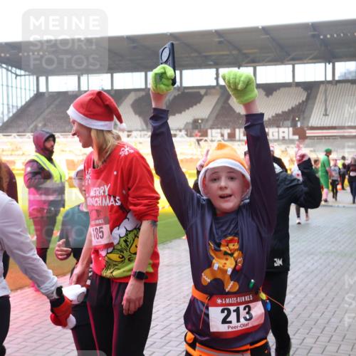 07.12.2025 - St. Pauli X-Mass-Run No. 15 Luisa Fischer http://msf.ph/oto/9378353 07.12.2025 10:04:19 Ziel 358, 185, 15, 213, 3, 185, 213, 214, 358, 399, 626, 628, 709, 940, 984, 1023, 1027, 1028, 1263, 1264, 1307, 1394, 1425, 1484, 1486, 1506, 1888, 1906, 2002, 2110, 2112, 2366, 2380, 3198, 3334, 3337, 3340, 3359, 3519, 3734, 4151, 4193, 4239, 4660, 4667, 4679, 4680 meine-sportfotos.de
