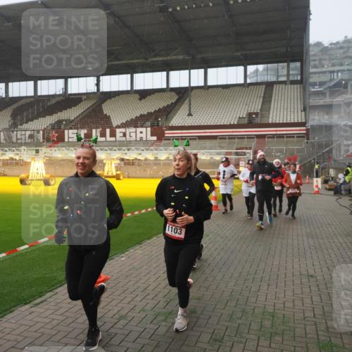 07.12.2025 - St. Pauli X-Mass-Run No. 15 Fabian Wolf http://msf.ph/oto/9378364 07.12.2025 10:06:56 Ziel 217, 366, 867, 972, 975, 1007, 1103, 1505, 1735, 1736, 2129, 3189, 3333, 4354, 4735, 4738 meine-sportfotos.de