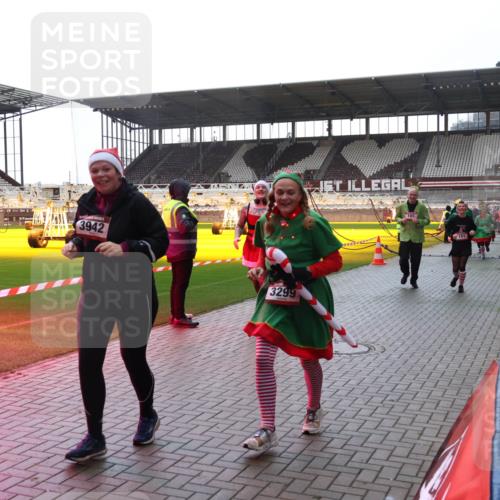 07.12.2025 - St. Pauli X-Mass-Run No. 15 Luisa Fischer http://msf.ph/oto/9378365 07.12.2025 10:29:44 Ziel 3942, 3299, 161, 161, 165, 450, 458, 1039, 1198, 1201, 1204, 1209, 1308, 1330, 1373, 1548, 1550, 1566, 1677, 1842, 2001, 2397, 2874, 3080, 3115, 3299, 3468, 3469, 3470, 3669, 3938, 3942, 4007, 4009, 4073, 4126, 4264, 4265, 4266, 4291, 4293, 4296, 4440, 4446, 4531, 4543, 4544, 4695 meine-sportfotos.de
