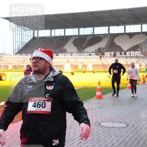 07.12.2025 - St. Pauli X-Mass-Run No. 15 Luisa Fischer http://msf.ph/oto/9378370 07.12.2025 10:04:21 Ziel 15, 460, 1239, 185, 213, 214, 358, 399, 626, 628, 709, 940, 984, 1023, 1027, 1028, 1263, 1264, 1307, 1394, 1425, 1506, 1888, 1906, 2002, 2110, 2112, 2366, 2380, 3198, 3334, 3337, 3340, 3359, 3519, 3734, 4151, 4193, 4239, 4660, 4667, 4679, 4680 meine-sportfotos.de