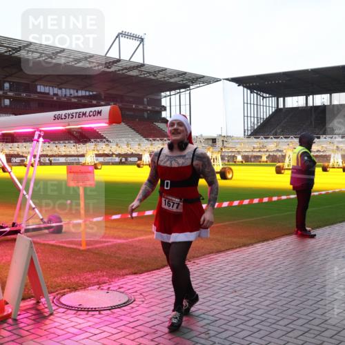 07.12.2025 - St. Pauli X-Mass-Run No. 15 Luisa Fischer http://msf.ph/oto/9378381 07.12.2025 10:29:46 Ziel 1677, 161, 165, 450, 458, 1039, 1198, 1201, 1204, 1209, 1308, 1330, 1373, 1548, 1550, 1677, 1842, 2001, 2874, 3080, 3115, 3299, 3468, 3469, 3470, 3669, 3938, 3942, 4007, 4009, 4073, 4126, 4264, 4265, 4266, 4291, 4293, 4296, 4440, 4531, 4695 meine-sportfotos.de