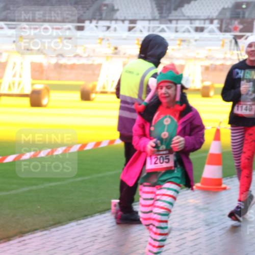 07.12.2025 - St. Pauli X-Mass-Run No. 15 Luisa Fischer http://msf.ph/oto/9378387 07.12.2025 11:09:40 Ziel 1205, 39, 1140, 44, 51, 59, 66, 266, 330, 335, 338, 341, 495, 496, 558, 619, 971, 1084, 1110, 1136, 1138, 1140, 1205, 1211, 1260, 1463, 1477, 1502, 1511, 1574, 1641, 1851, 1870, 1945, 1974, 2042, 2070, 2879, 2898, 3151, 4190, 4191 meine-sportfotos.de