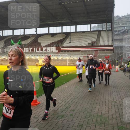 07.12.2025 - St. Pauli X-Mass-Run No. 15 Fabian Wolf http://msf.ph/oto/9378393 07.12.2025 10:06:57 Ziel 217, 366, 421, 792, 867, 972, 975, 1007, 1103, 1505, 1735, 1736, 2129, 3189, 4354, 4735, 4738 meine-sportfotos.de
