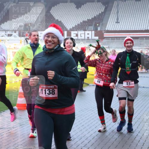 07.12.2025 - St. Pauli X-Mass-Run No. 15 Luisa Fischer http://msf.ph/oto/9378434 07.12.2025 11:09:42 Ziel 5, 36, 042, 15, 1138, 44, 51, 44, 51, 59, 66, 266, 330, 335, 338, 341, 495, 496, 558, 619, 971, 1084, 1110, 1136, 1138, 1140, 1205, 1211, 1260, 1463, 1477, 1502, 1511, 1574, 1641, 1851, 1870, 1945, 1974, 2042, 2070, 2879, 2898, 3151, 4190, 4191 meine-sportfotos.de