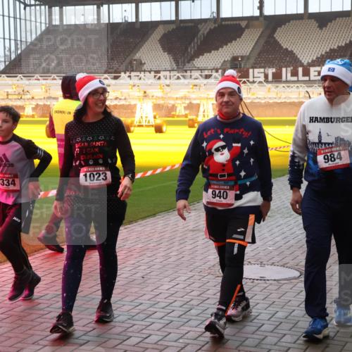 07.12.2025 - St. Pauli X-Mass-Run No. 15 Luisa Fischer http://msf.ph/oto/9378453 07.12.2025 10:04:36 Ziel 3334, 1023, 15, 940, 3510, 1307, 15, 984, 113, 185, 399, 626, 628, 709, 1027, 1028, 1291, 1302, 1307, 1394, 1425, 1522, 1712, 1738, 1871, 1906, 2110, 2112, 2366, 2454, 3188, 3198, 3337, 3340, 3359, 3519, 3734, 4151, 4673 meine-sportfotos.de
