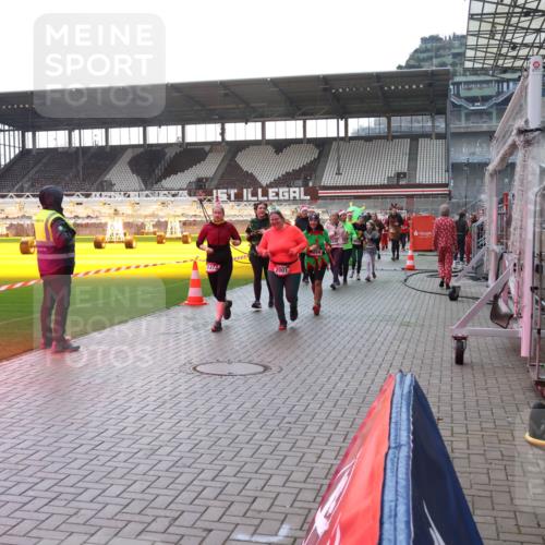 07.12.2025 - St. Pauli X-Mass-Run No. 15 Luisa Fischer http://msf.ph/oto/9378457 07.12.2025 10:30:02 Ziel 1373, 2001, 292, 10, 423, 426, 450, 458, 1039, 1090, 1091, 1198, 1201, 1204, 1209, 1373, 1548, 1550, 1669, 1677, 1842, 2001, 2878, 3080, 3115, 3299, 3468, 3469, 3470, 3494, 3497, 3516, 3517, 3938, 3942, 4007, 4009, 4126, 4264, 4266, 4293, 4296, 4440, 4472, 4476, 4531, 4533, 4534, 4546, 4695 meine-sportfotos.de