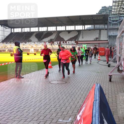 07.12.2025 - St. Pauli X-Mass-Run No. 15 Luisa Fischer http://msf.ph/oto/9378463 07.12.2025 10:30:02 Ziel 1373, 2001, 264, 10, 423, 426, 450, 458, 1039, 1090, 1091, 1198, 1201, 1204, 1209, 1373, 1548, 1550, 1669, 1677, 1842, 2001, 2878, 3080, 3115, 3299, 3468, 3469, 3470, 3494, 3497, 3516, 3517, 3938, 3942, 4007, 4009, 4126, 4264, 4266, 4293, 4296, 4440, 4472, 4476, 4531, 4533, 4534, 4546, 4695 meine-sportfotos.de