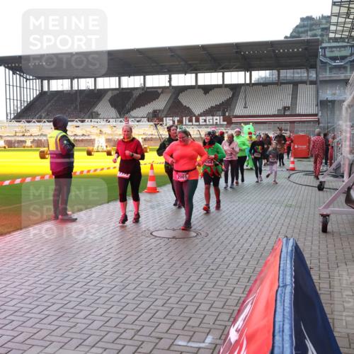 07.12.2025 - St. Pauli X-Mass-Run No. 15 Luisa Fischer http://msf.ph/oto/9378465 07.12.2025 10:30:03 Ziel 1373, 2001, 264, 3460, 292, 10, 423, 426, 450, 458, 1039, 1090, 1091, 1198, 1201, 1204, 1209, 1373, 1548, 1550, 1669, 1677, 1842, 2001, 2878, 3080, 3115, 3299, 3468, 3469, 3470, 3494, 3497, 3516, 3517, 3938, 3942, 4007, 4009, 4126, 4264, 4266, 4293, 4296, 4440, 4472, 4476, 4531, 4533, 4534, 4546, 4695 meine-sportfotos.de