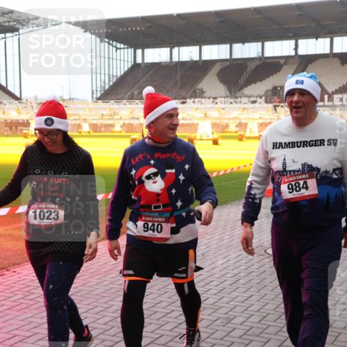 07.12.2025 - St. Pauli X-Mass-Run No. 15 Luisa Fischer http://msf.ph/oto/9378467 07.12.2025 10:04:38 Ziel 15, 1023, 15, 940, 15, 984, 113, 399, 626, 628, 709, 1027, 1028, 1291, 1302, 1307, 1394, 1425, 1522, 1712, 1738, 1871, 1906, 2110, 2112, 2454, 3188, 3198, 3337, 3340, 3359, 3519, 4151, 4673 meine-sportfotos.de