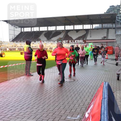 07.12.2025 - St. Pauli X-Mass-Run No. 15 Luisa Fischer http://msf.ph/oto/9378471 07.12.2025 10:30:03 Ziel 1575, 2001, 4264, 4440, 346, 10, 423, 426, 450, 458, 1039, 1090, 1091, 1198, 1201, 1204, 1209, 1373, 1548, 1550, 1669, 1677, 1842, 2001, 2878, 3080, 3115, 3299, 3468, 3469, 3470, 3494, 3497, 3516, 3517, 3938, 3942, 4007, 4009, 4126, 4264, 4266, 4293, 4296, 4440, 4472, 4476, 4531, 4533, 4534, 4546, 4695 meine-sportfotos.de