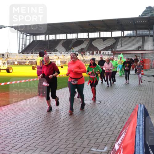 07.12.2025 - St. Pauli X-Mass-Run No. 15 Luisa Fischer http://msf.ph/oto/9378473 07.12.2025 10:30:04 Ziel 1373, 2001, 4264, 429, 3469, 1440, 10, 423, 426, 450, 458, 1039, 1090, 1091, 1198, 1201, 1204, 1209, 1373, 1548, 1550, 1669, 1677, 1842, 2001, 2878, 3080, 3115, 3299, 3468, 3469, 3470, 3494, 3497, 3516, 3517, 3938, 3942, 4007, 4009, 4126, 4264, 4266, 4293, 4296, 4440, 4472, 4476, 4531, 4533, 4534, 4546, 4695 meine-sportfotos.de