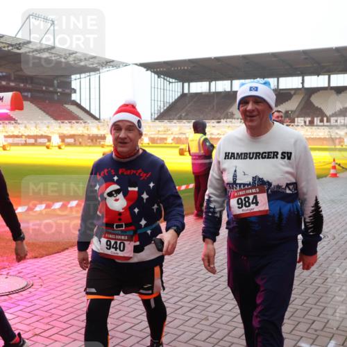 07.12.2025 - St. Pauli X-Mass-Run No. 15 Luisa Fischer http://msf.ph/oto/9378474 07.12.2025 10:04:39 Ziel 5, 1023, 15, 940, 15, 984, 113, 399, 626, 628, 709, 1027, 1028, 1291, 1302, 1307, 1394, 1425, 1522, 1701, 1712, 1738, 1871, 1906, 2110, 2112, 2454, 3188, 3198, 3337, 3340, 3359, 3519, 3911, 4151, 4673 meine-sportfotos.de