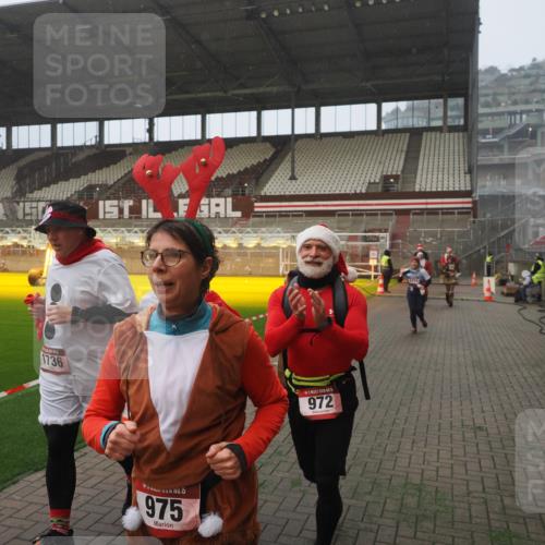 07.12.2025 - St. Pauli X-Mass-Run No. 15 Fabian Wolf http://msf.ph/oto/9378476 07.12.2025 10:07:00 Ziel 217, 366, 421, 792, 867, 972, 975, 1007, 1103, 1505, 1572, 1735, 1736, 2129, 3189, 3945, 4354, 4735, 4738 meine-sportfotos.de