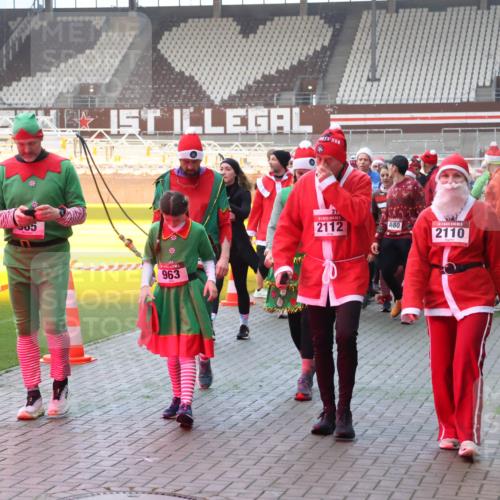 07.12.2025 - St. Pauli X-Mass-Run No. 15 Luisa Fischer http://msf.ph/oto/9378480 07.12.2025 10:04:49 Ziel 42, 2112, 963, 4680, 5, 2110, 113, 626, 628, 709, 713, 1027, 1028, 1291, 1302, 1522, 1701, 1712, 1738, 1871, 1906, 2110, 2112, 2454, 2569, 2570, 3188, 3198, 3340, 3359, 3477, 3519, 3894, 3911, 4673 meine-sportfotos.de