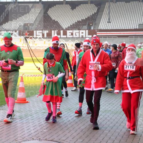 07.12.2025 - St. Pauli X-Mass-Run No. 15 Luisa Fischer http://msf.ph/oto/9378484 07.12.2025 10:04:49 Ziel 505, 963, 21, 2112, 680, 2110, 113, 626, 628, 709, 713, 1027, 1028, 1291, 1302, 1522, 1701, 1712, 1738, 1871, 1906, 2110, 2112, 2454, 2569, 2570, 3188, 3198, 3340, 3359, 3477, 3519, 3894, 3911, 4673 meine-sportfotos.de
