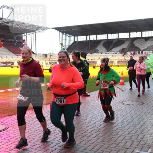 07.12.2025 - St. Pauli X-Mass-Run No. 15 Luisa Fischer http://msf.ph/oto/9378485 07.12.2025 10:30:05 Ziel 1373, 2001, 4254, 4440, 3469, 3468, 10, 423, 426, 450, 458, 1039, 1090, 1091, 1198, 1201, 1204, 1209, 1373, 1548, 1550, 1669, 1677, 1842, 2001, 2878, 3080, 3115, 3299, 3468, 3469, 3470, 3494, 3497, 3516, 3517, 3942, 4007, 4009, 4126, 4264, 4266, 4293, 4296, 4440, 4472, 4476, 4531, 4533, 4534, 4546, 4695 meine-sportfotos.de