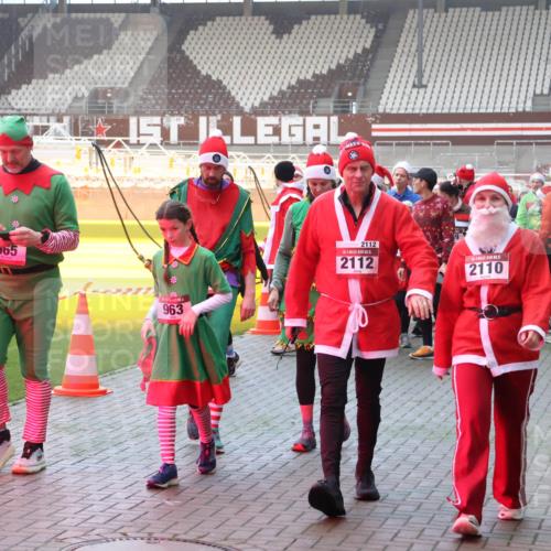 07.12.2025 - St. Pauli X-Mass-Run No. 15 Luisa Fischer http://msf.ph/oto/9378486 07.12.2025 10:04:50 Ziel 965, 963, 2112, 2112, 5, 2110, 113, 626, 628, 709, 713, 1027, 1028, 1291, 1302, 1522, 1701, 1712, 1738, 1871, 1906, 2110, 2112, 2454, 2569, 2570, 3188, 3198, 3340, 3359, 3477, 3894, 3911, 4080, 4553, 4557, 4673 meine-sportfotos.de