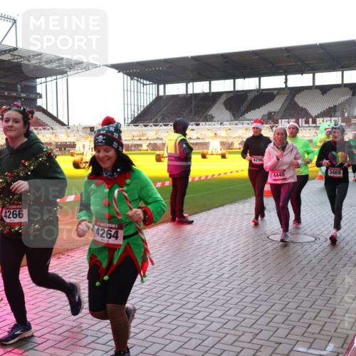 07.12.2025 - St. Pauli X-Mass-Run No. 15 Luisa Fischer http://msf.ph/oto/9378493 07.12.2025 10:30:06 Ziel 4266, 4264, 4296, 4440, 3469, 3468, 10, 423, 426, 450, 458, 1039, 1090, 1091, 1198, 1201, 1204, 1209, 1373, 1548, 1550, 1669, 1677, 1842, 2001, 2878, 3080, 3115, 3468, 3469, 3470, 3494, 3497, 3516, 3517, 4007, 4009, 4126, 4264, 4266, 4293, 4296, 4440, 4472, 4476, 4531, 4533, 4534, 4546, 4695 meine-sportfotos.de