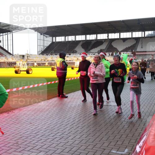 07.12.2025 - St. Pauli X-Mass-Run No. 15 Luisa Fischer http://msf.ph/oto/9378495 07.12.2025 10:30:06 Ziel 264, 425, 4440, 3469, 3468, 10, 423, 426, 450, 458, 1039, 1090, 1091, 1198, 1201, 1204, 1209, 1373, 1548, 1550, 1669, 1677, 1842, 2001, 2878, 3080, 3115, 3468, 3469, 3470, 3494, 3497, 3516, 3517, 4007, 4009, 4126, 4264, 4266, 4293, 4296, 4440, 4472, 4476, 4531, 4533, 4534, 4546, 4695 meine-sportfotos.de