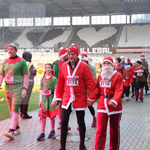 07.12.2025 - St. Pauli X-Mass-Run No. 15 Luisa Fischer http://msf.ph/oto/9378508 07.12.2025 10:04:52 Ziel 965, 963, 2112, 15, 2112, 709, 712, 906, 2110, 113, 709, 713, 1291, 1302, 1522, 1701, 1712, 1738, 1871, 1906, 2454, 2569, 2570, 3188, 3198, 3340, 3477, 3894, 3911, 4080, 4553, 4557, 4673 meine-sportfotos.de
