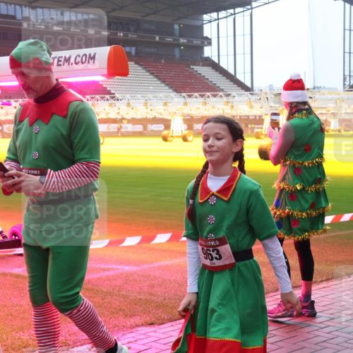 07.12.2025 - St. Pauli X-Mass-Run No. 15 Luisa Fischer http://msf.ph/oto/9378554 07.12.2025 10:04:56 Ziel 15, 15, 963, 1028, 113, 713, 1217, 1291, 1302, 1522, 1701, 1712, 1738, 1871, 2454, 2569, 2570, 3188, 3477, 3894, 3911, 4080, 4553, 4557, 4673 meine-sportfotos.de