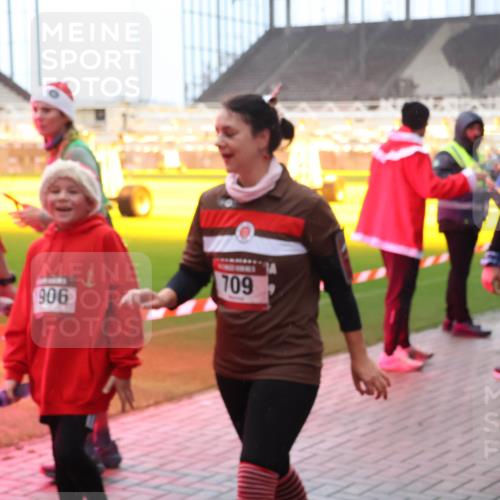 07.12.2025 - St. Pauli X-Mass-Run No. 15 Luisa Fischer http://msf.ph/oto/9378574 07.12.2025 10:05:00 Ziel 906, 709, 173, 113, 713, 1217, 1291, 1302, 1522, 1701, 1712, 1738, 1871, 2454, 2569, 2570, 3188, 3477, 3894, 3911, 4080, 4553, 4557, 4673 meine-sportfotos.de