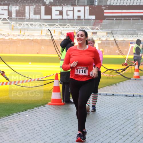07.12.2025 - St. Pauli X-Mass-Run No. 15 Luisa Fischer http://msf.ph/oto/9378591 07.12.2025 11:09:46 Ziel 5, 1110, 1477, 3151, 1463, 44, 51, 59, 66, 266, 330, 335, 338, 341, 495, 496, 558, 619, 971, 1084, 1110, 1136, 1138, 1140, 1205, 1211, 1260, 1463, 1477, 1502, 1511, 1574, 1579, 1582, 1641, 1851, 1870, 1945, 1974, 2042, 2070, 2879, 2898, 3151, 4190, 4191 meine-sportfotos.de