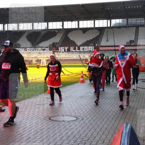 07.12.2025 - St. Pauli X-Mass-Run No. 15 Luisa Fischer http://msf.ph/oto/9378592 07.12.2025 10:30:21 Ziel 4531, 3080, 351, 3512, 2922, 10, 423, 426, 458, 1039, 1090, 1091, 1198, 1201, 1204, 1209, 1373, 1669, 1696, 2001, 2369, 2878, 3080, 3468, 3469, 3494, 3497, 3516, 3517, 4007, 4009, 4126, 4264, 4266, 4293, 4296, 4440, 4472, 4476, 4531, 4533, 4534, 4546, 4695 meine-sportfotos.de
