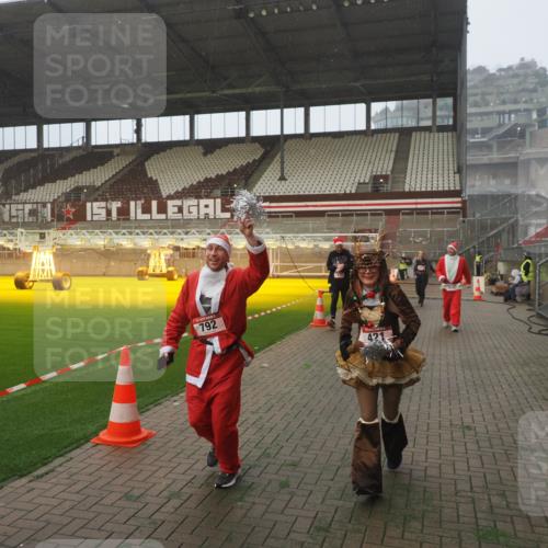 07.12.2025 - St. Pauli X-Mass-Run No. 15 Fabian Wolf http://msf.ph/oto/9378612 07.12.2025 10:07:06 Ziel 217, 366, 421, 792, 972, 975, 1103, 1505, 1572, 1735, 1736, 3414, 3945, 4354 meine-sportfotos.de