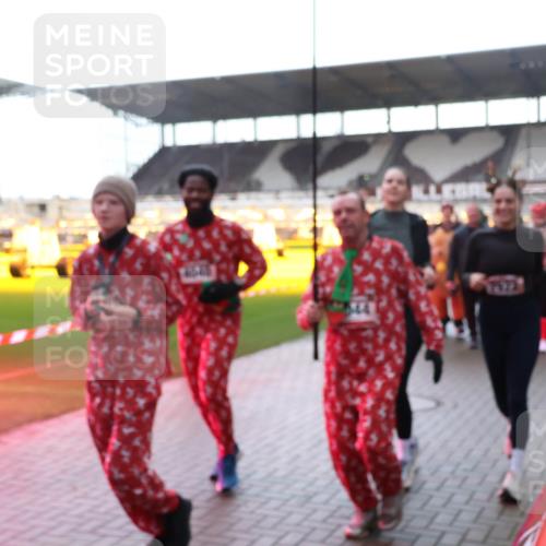 07.12.2025 - St. Pauli X-Mass-Run No. 15 Luisa Fischer http://msf.ph/oto/9378619 07.12.2025 10:30:26 Ziel 40, 40, 10, 423, 426, 1039, 1090, 1091, 1198, 1201, 1204, 1209, 1669, 1696, 2369, 2878, 3468, 3469, 3494, 3497, 3516, 3517, 4126, 4472, 4476, 4533, 4534, 4546 meine-sportfotos.de