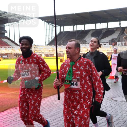 07.12.2025 - St. Pauli X-Mass-Run No. 15 Luisa Fischer http://msf.ph/oto/9378625 07.12.2025 10:30:26 Ziel 4040, 15, 44, 15, 2922, 34, 10, 423, 426, 1039, 1090, 1091, 1198, 1201, 1204, 1209, 1669, 1696, 2369, 2878, 3468, 3469, 3494, 3497, 3516, 3517, 4126, 4472, 4476, 4533, 4534, 4546 meine-sportfotos.de