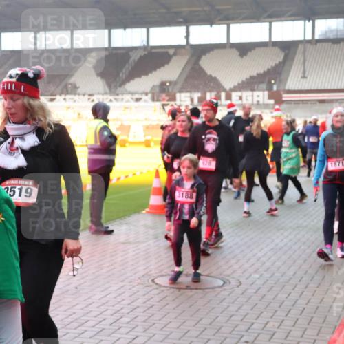 07.12.2025 - St. Pauli X-Mass-Run No. 15 Luisa Fischer http://msf.ph/oto/9378639 07.12.2025 10:05:05 Ziel 1, 3519, 3188, 628, 1871, 1701, 113, 713, 1217, 1291, 1302, 1522, 1701, 1712, 1738, 1871, 1973, 1991, 2168, 2249, 2454, 2569, 2570, 3188, 3477, 3894, 3911, 4080, 4553, 4557, 4673 meine-sportfotos.de