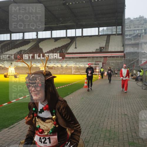 07.12.2025 - St. Pauli X-Mass-Run No. 15 Fabian Wolf http://msf.ph/oto/9378643 07.12.2025 10:07:07 Ziel 366, 421, 792, 972, 975, 1505, 1572, 1735, 1736, 3414, 3945, 4354 meine-sportfotos.de