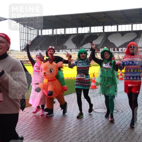 07.12.2025 - St. Pauli X-Mass-Run No. 15 Luisa Fischer http://msf.ph/oto/9378654 07.12.2025 10:30:30 Ziel 3497, 42, 1090, 423, 2369, 10, 423, 426, 1090, 1091, 1198, 1201, 1204, 1209, 1669, 1696, 2369, 2878, 3468, 3469, 3494, 3497, 3516, 3517, 4472, 4476, 4533, 4534, 4546 meine-sportfotos.de