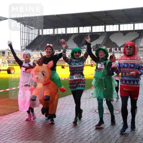 07.12.2025 - St. Pauli X-Mass-Run No. 15 Luisa Fischer http://msf.ph/oto/9378657 07.12.2025 10:30:30 Ziel 1090, 2369, 10, 423, 426, 1090, 1091, 1198, 1201, 1204, 1209, 1669, 1696, 2369, 2878, 3468, 3469, 3494, 3497, 3516, 3517, 4472, 4476, 4533, 4534, 4546 meine-sportfotos.de