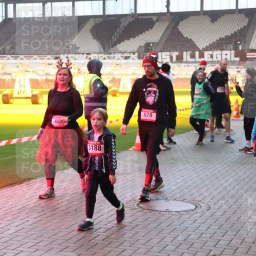 07.12.2025 - St. Pauli X-Mass-Run No. 15 Luisa Fischer http://msf.ph/oto/9378671 07.12.2025 10:05:06 Ziel 3188, 628, 1871, 113, 713, 1217, 1291, 1302, 1522, 1701, 1712, 1738, 1871, 1973, 1991, 2168, 2249, 2454, 2569, 2570, 3188, 3477, 3894, 3911, 4080, 4553, 4557, 4673 meine-sportfotos.de