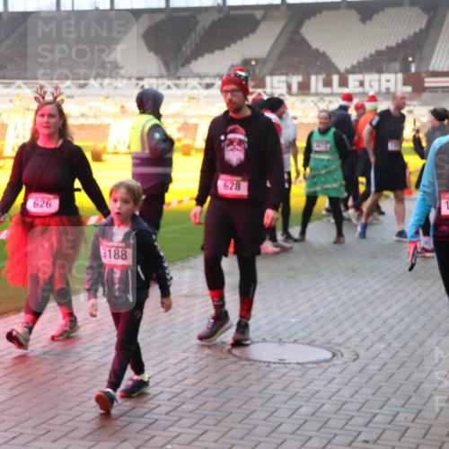 07.12.2025 - St. Pauli X-Mass-Run No. 15 Luisa Fischer http://msf.ph/oto/9378673 07.12.2025 10:05:07 Ziel 626, 3188, 628, 1871, 113, 713, 1217, 1291, 1302, 1522, 1701, 1712, 1738, 1871, 1973, 1991, 2168, 2249, 2454, 2569, 2570, 3188, 3477, 3894, 3911, 4080, 4553, 4557, 4673 meine-sportfotos.de