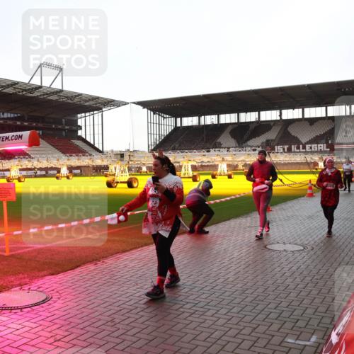 07.12.2025 - St. Pauli X-Mass-Run No. 15 Luisa Fischer http://msf.ph/oto/9378674 07.12.2025 10:30:34 Ziel 2369, 10, 423, 426, 1090, 1091, 1669, 1696, 2369, 2878, 2910, 3494, 3497, 3516, 3517, 4472, 4476, 4533, 4534, 4546 meine-sportfotos.de