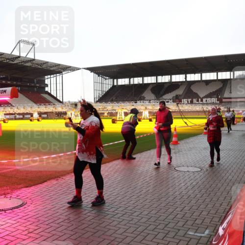 07.12.2025 - St. Pauli X-Mass-Run No. 15 Luisa Fischer http://msf.ph/oto/9378677 07.12.2025 10:30:35 Ziel 2369, 10, 423, 426, 1090, 1091, 1669, 1696, 2369, 2878, 2910, 3494, 3497, 3516, 3517, 4472, 4476, 4533, 4534, 4546 meine-sportfotos.de