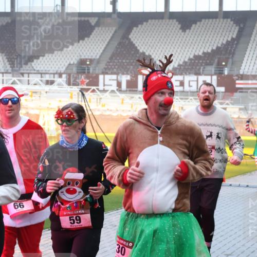 07.12.2025 - St. Pauli X-Mass-Run No. 15 Luisa Fischer http://msf.ph/oto/9378679 07.12.2025 11:10:07 Ziel 15, 4190, 66, 15, 59, 15, 30, 814, 44, 51, 59, 66, 266, 330, 558, 696, 720, 737, 753, 755, 814, 863, 971, 1084, 1110, 1157, 1163, 1260, 1463, 1477, 1579, 1582, 1641, 1851, 1870, 1945, 1974, 2042, 3151, 4190, 4191 meine-sportfotos.de