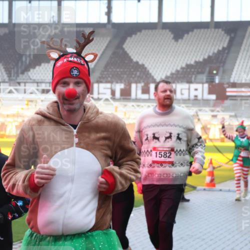 07.12.2025 - St. Pauli X-Mass-Run No. 15 Luisa Fischer http://msf.ph/oto/9378684 07.12.2025 11:10:08 Ziel 5, 4, 1582, 44, 51, 59, 66, 266, 330, 696, 720, 737, 753, 755, 814, 863, 971, 1084, 1110, 1157, 1163, 1463, 1477, 1579, 1582, 1641, 1851, 1870, 1945, 1974, 2042, 3151, 4190, 4191 meine-sportfotos.de