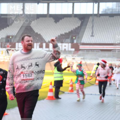 07.12.2025 - St. Pauli X-Mass-Run No. 15 Luisa Fischer http://msf.ph/oto/9378688 07.12.2025 11:10:09 Ziel 9, 1582, 59, 66, 266, 330, 696, 720, 737, 753, 755, 814, 863, 971, 1084, 1110, 1157, 1163, 1463, 1477, 1579, 1582, 1641, 1851, 1870, 1945, 1974, 2042, 3151, 4190, 4191 meine-sportfotos.de