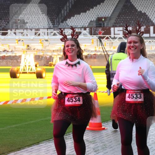 07.12.2025 - St. Pauli X-Mass-Run No. 15 Luisa Fischer http://msf.ph/oto/9378713 07.12.2025 10:30:40 Ziel 4534, 15, 4533, 10, 423, 426, 1090, 1091, 1696, 2369, 2910, 4533, 4534, 4546 meine-sportfotos.de