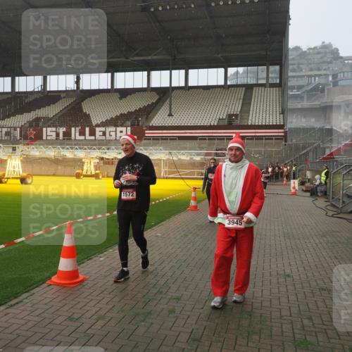 07.12.2025 - St. Pauli X-Mass-Run No. 15 Fabian Wolf http://msf.ph/oto/9378717 07.12.2025 10:07:11 Ziel 421, 792, 1572, 2983, 3414, 3945, 4354 meine-sportfotos.de