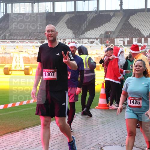 07.12.2025 - St. Pauli X-Mass-Run No. 15 Luisa Fischer http://msf.ph/oto/9378718 07.12.2025 10:05:17 Ziel 15, 1307, 46, 46, 5, 1425, 2570, 202, 210, 292, 699, 713, 1217, 1522, 1701, 1871, 1973, 1991, 2168, 2249, 2569, 2570, 2856, 2866, 3307, 3311, 3477, 3894, 3911, 4080, 4553, 4557, 4673 meine-sportfotos.de