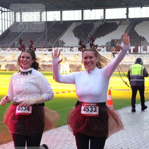 07.12.2025 - St. Pauli X-Mass-Run No. 15 Luisa Fischer http://msf.ph/oto/9378722 07.12.2025 10:30:41 Ziel 4534, 15, 4533, 10, 423, 426, 1090, 1091, 1696, 2369, 2910, 4533, 4534, 4546 meine-sportfotos.de