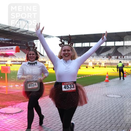 07.12.2025 - St. Pauli X-Mass-Run No. 15 Luisa Fischer http://msf.ph/oto/9378729 07.12.2025 10:30:42 Ziel 4534, 5, 4533, 10, 423, 426, 1090, 1091, 1696, 2369, 2910, 4533, 4534, 4546 meine-sportfotos.de